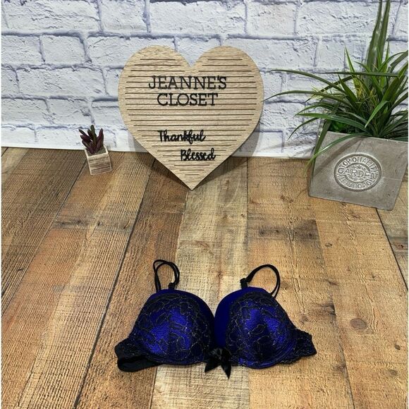 Victoria’s Secret very sexy plunge 32A - Picture 2 of 9